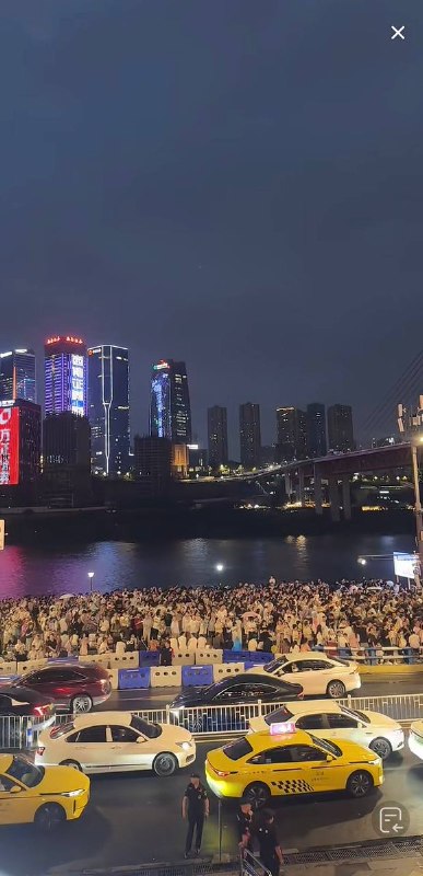 重庆时代峰峻抗议事件最新：8月20日晚，重庆网友直播显示，聚集在南滨路的大部分人群已被驱散，时代峰峻附近道路遭到封锁，现场到处都是维稳的安保人员，只要下地铁就会被阻拦