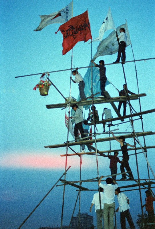 #你没看过的六四 系列图片展10“只活了5天的民主女神”1989年5月29日深夜，中央美术学院等八所北京艺术院校的学生，将民主女神石膏塑像分块，以三轮车悄悄运入天安门广场