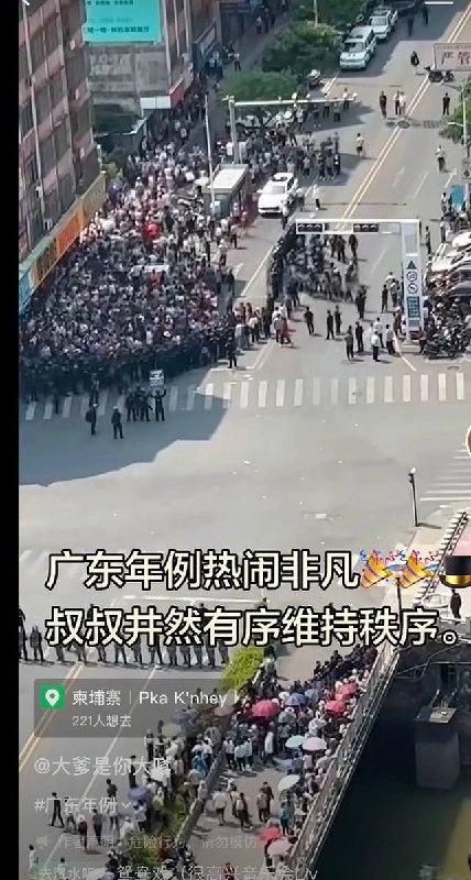 3月25日，广东信宜，大量特警集结并包围现场聚集的群众，还有大量特警赶来驰援查看原文📝 引用推文:3月25日，广东省信宜市，上街抗议政府修建殡仪馆的群众再次和警察爆发冲突，有多名群众遭到殴打