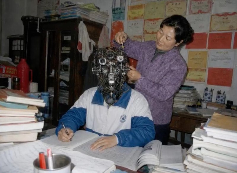 中国教育被具像化以后是什么效果？9月9日，AI设计者Mihrolla在社交媒体上发布了一则超现实主义风格视频，展示中国教育现状：视频中学生的大脑被当成精密的机器，接受家长的微调和校准；学生连跑步都要排成队拿着书本背诵；学生要像机器人一样背负沉重的学业负担；讲台上写着思想自由，但每个学生的头脑却被笼子囚禁；服装、发型不合要求，甚至先迈左腿进校门，也要拉出来示众；学生用履带车拖着繁重的作业，步履艰难；奖状化作学生的翅膀，却在笼子里飞不出去；教室里，考高分的学生坐在空中，得低分的学生则坐在地下……查看原文中国教育被具像化以后是什么效果？9月9日，AI设计者Mihrolla在社交媒体上发布了一则超现实主义风格视频，展示中国教育现状：视频中学生的大脑被当成精密的机器，接受家长的微调和校准；学生连跑步都要排成队拿着书本背诵；学生要像机器人一样背负沉重的学业负担；讲台上写着思想自由，但每个学生的头脑却被笼子囚禁；服装、发型不合要求，甚至先迈左腿进校门，也要拉出来示众；学生用履带车拖着繁重的作业，步履艰难；奖状化作学生的翅膀，却在笼子里飞不出去；教室里，考高分的学生坐在空中，得低分的学生则坐在地下……查看原文