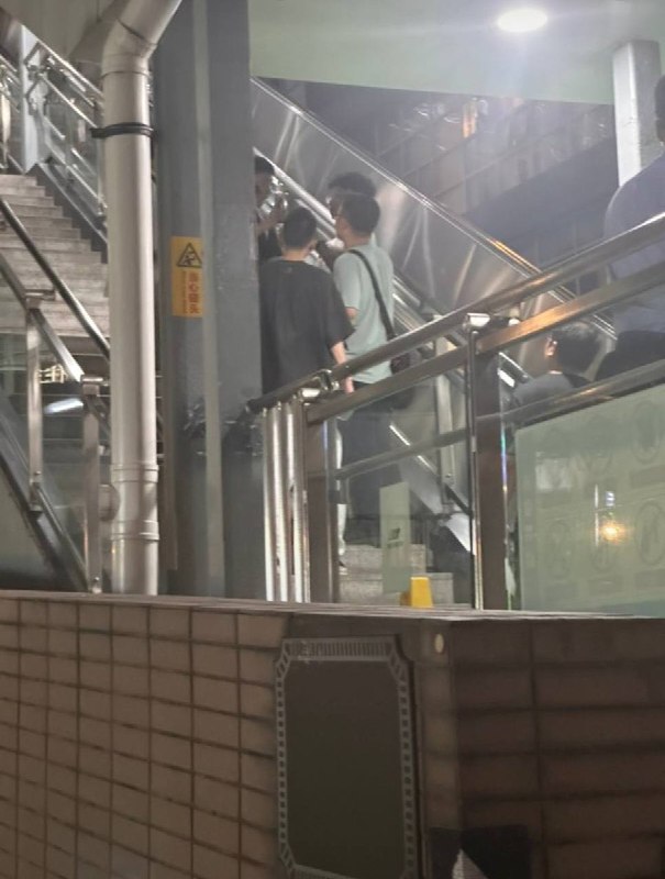 8月19日，重庆，有网友拍摄到便衣警察在后堡地铁站门口堵人