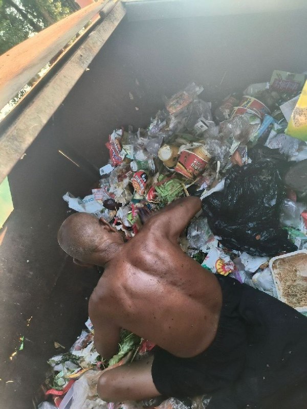 7月11日，河南永城，网友发现路边的垃圾桶里钻进了一个老人，老人浑身晒得黢黑，正蹲坐在垃圾堆里翻找垃圾