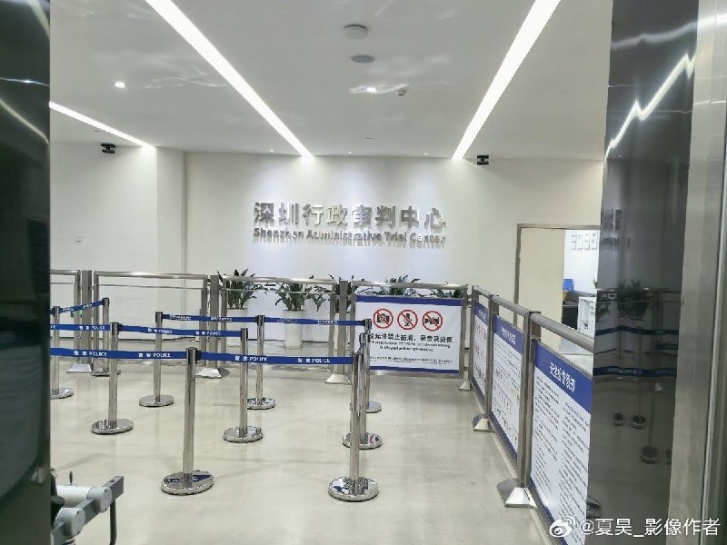 华为问界M9车主称失控撞车，客服答复“没有人员伤亡就无法对接领导”近日一网友在朋友圈与微博实名发帖称，他的问界M9在电量从20%降至19%时，自动从四驱切换为后驱，导致车辆漂移、车头撞毁