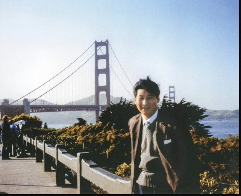 3月8日，一名在美国的网友发帖玩梗：“求助旧金山的朋友们！求此机位！”帖文配图为 1985年，习近平来旧金山考察时，在金门大桥拍下的老照片