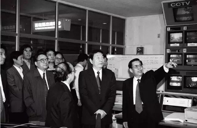1998年10月7日，时任国务院总理朱镕基视察央视《焦点访谈》，亲笔题下：“舆论监督，群众喉舌，政府镜鉴，改革尖兵