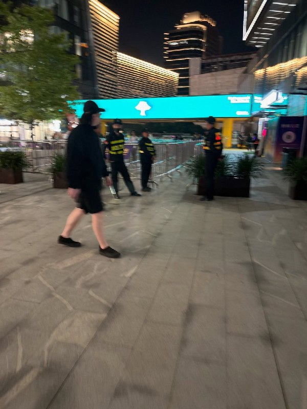 为迎万圣节，上海C·PARK出入口“严防死守”10月30日，有网友晒出上海长宁区C·PARK现场照片：园区周边停有多辆警车，出入口设置金属围栏，有人员驻守