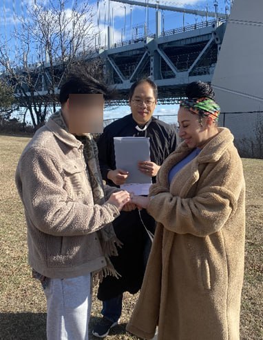 假结婚被查8月12日，美国司法部宣布，11名被告因涉嫌策划逾千桩假结婚、为外国人（主要是中国公民）骗取绿卡而遭起诉，涉案网络运作逾十年，堪称美国历史上规模最大的婚姻欺诈案之一