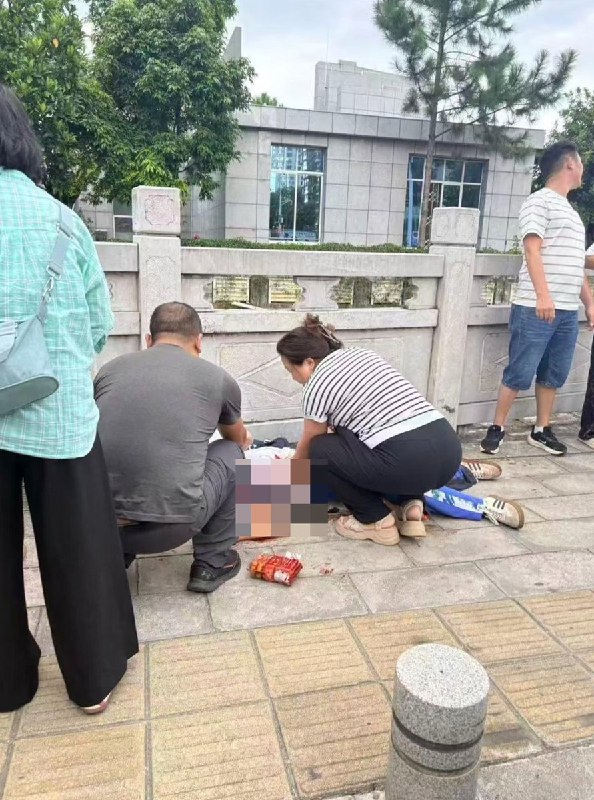 8月30日，云南临沧市第一中学发生无差别袭击事件目前伤亡情况不明，现场有学生重伤倒地，嫌疑人被当场控制