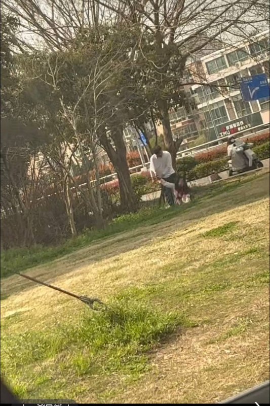 3月28日下午，扬州顺达路跟江阳路交叉口发生恶性事件，疑似一男子持刀袭击一女子查看原文3月28日下午，扬州顺达路跟江阳路交叉口发生恶性事件，疑似一男子持刀袭击一女子查看原文