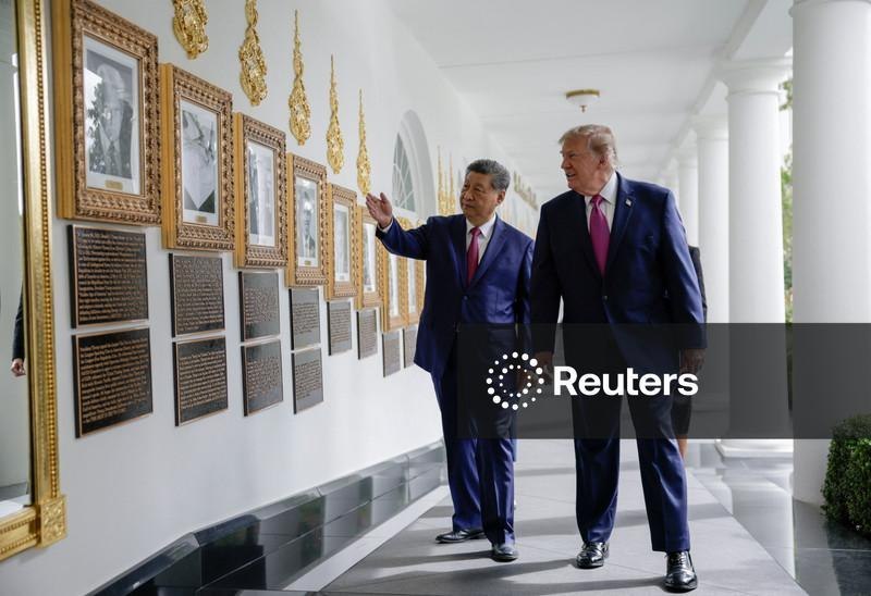 9月24日，特朗普与习近平在白宫参加军事检阅活动期间，经过西翼柱廊的“总统名人堂”