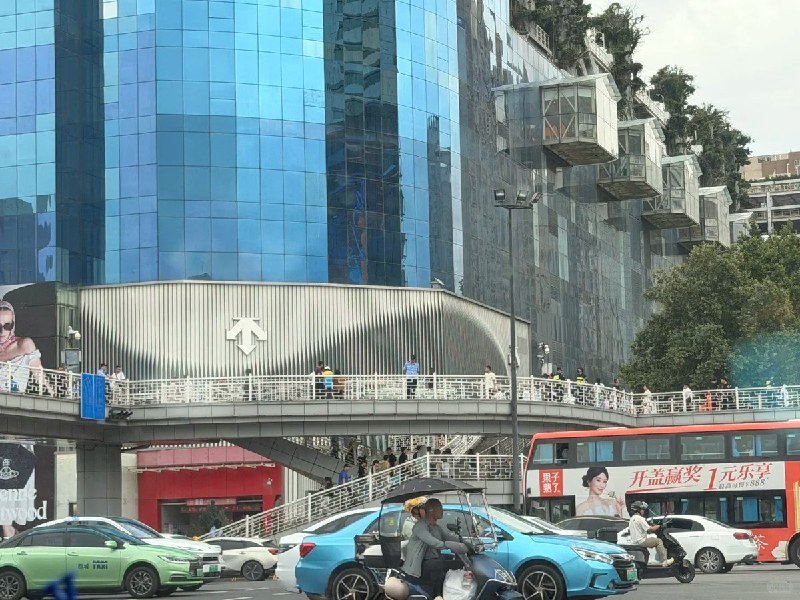 7月2日，西安赛格商场周边出现大量警力