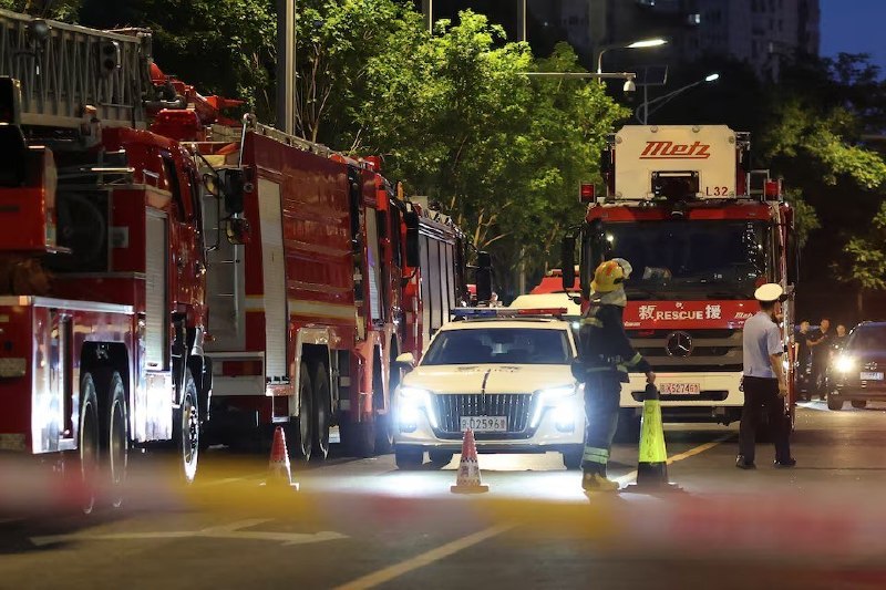 北京中国尊遭小型飞行器撞击事件后续:多家外媒称警方阻止拍摄，路透社记者在现场看到，大厦周边多条道路被警方封锁，附近有大量警车和消防车