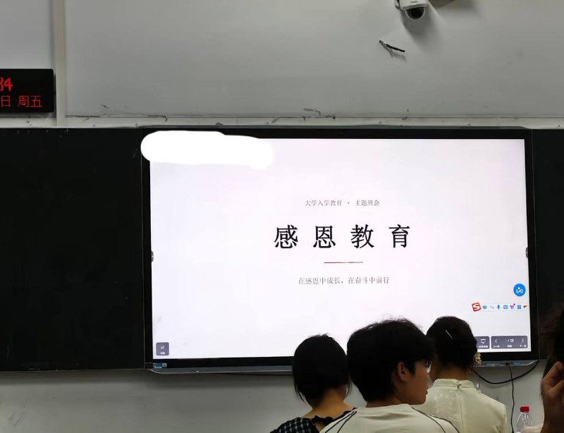 9月26日，湖北一网友发帖称，某高校（疑似武昌理工学院）大一新生在中秋节不放假，而是被集中要求参加“感恩教育”主题班会
