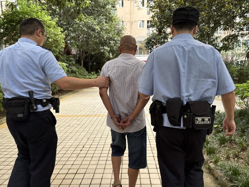 成都警方搜查基督教徒聚会现场8月13日晚，四川成都武侯区，适逢音乐教师华老师60岁大寿，其多名学生前往老师家中聚餐庆祝寿