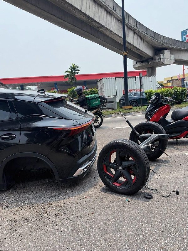 奇瑞OMODA 5再次后桥连轮脱落，8878辆启动召回，马来西亚暂停新车注册10月6日，马来西亚柔佛新山一辆2023款奇瑞OMODA 5行驶途中，后桥连同两个后轮整体脱离车身，所幸无人受伤