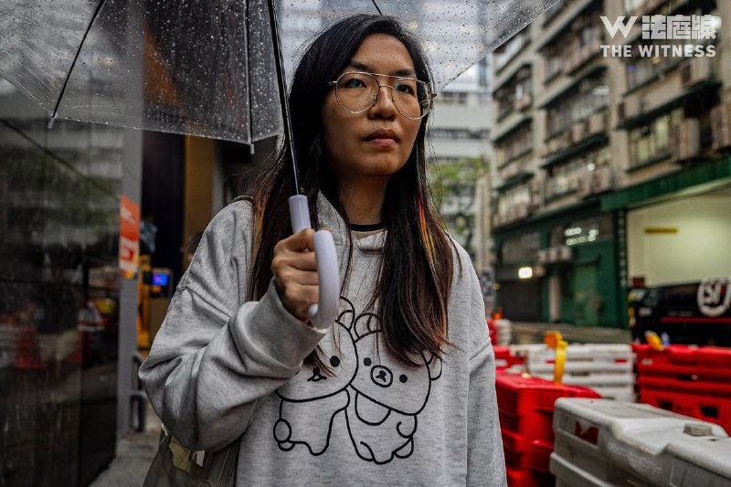 “我是书店店员”女店员获保释7月17日上午，香港留下书舍经理Mandy获准保释，现已离开警署，在亲友陪同下返回，暂未对外回应