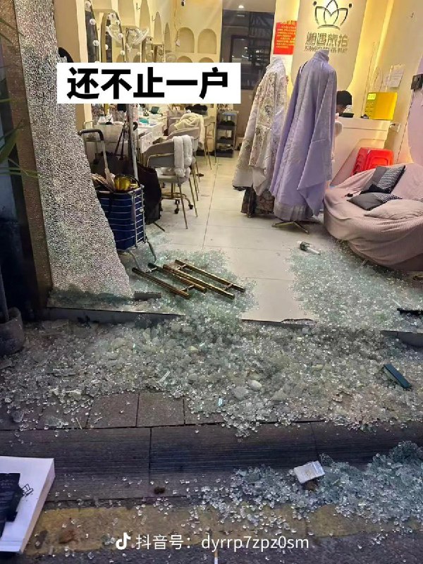 网友投稿：湖南省长沙古潭街强行征收摊位费，每天二三十人戴口罩戴头盔，拿铁棍打杂商铺