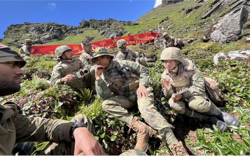 印度媒体公布的更多今年7月下旬中印边境对峙画面查看原文📝 引用推文:10月24日，一段视频画面显示，中国解放军与印度军队在边境产生对峙