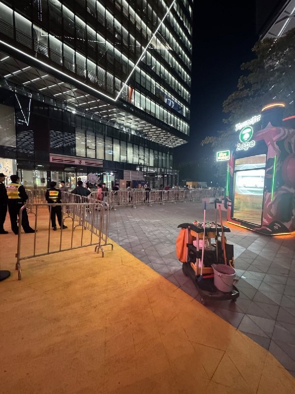 为迎万圣节，上海C·PARK出入口“严防死守”10月30日，有网友晒出上海长宁区C·PARK现场照片：园区周边停有多辆警车，出入口设置金属围栏，有人员驻守
