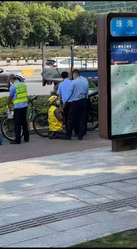 网友投稿：“文明珠海”3月26日，广东珠海，一外卖员当街向执法人员下跪