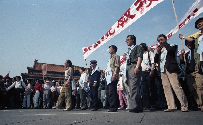 #你没看过的六四 系列图片展18“教授保护学生”天安门广场上，一排排中年人手挽着手，组成一道道人墙