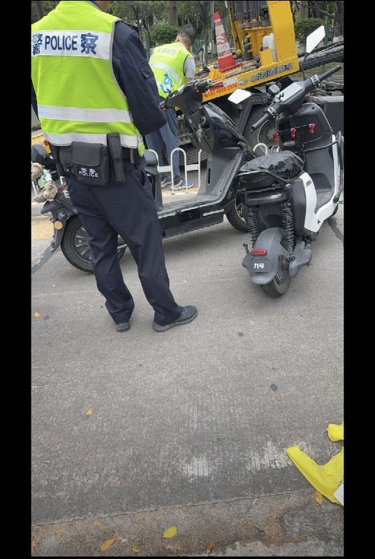 “疑似钓鱼执法”3月26日，广东顺德一外卖站点邀请交警到场对外卖骑手们开展安全培训