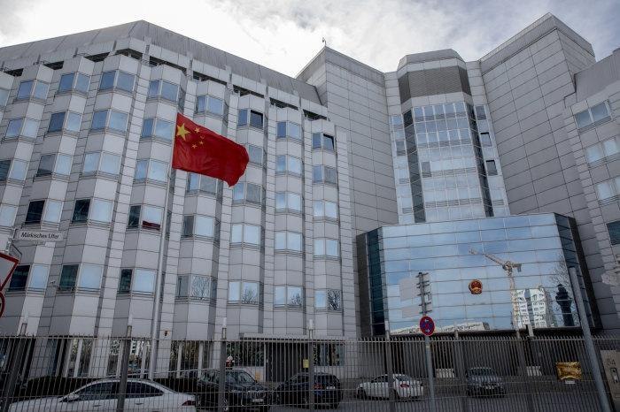 德国紧急约谈中国大使：因中方被曝秘密训练俄军7月3日，路透社报道，德国外交部已就“中国被曝训练俄罗斯士兵”一事，紧急约谈中国驻德大使