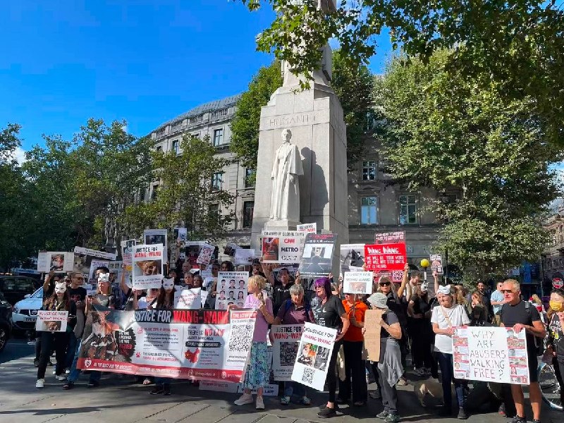 9月5日，英国伦敦，动物保护人士从海德公园游行至特拉法加广场，在国家美术馆附近为广东揭阳遭虐杀的流浪母犬“旺旺”及三只幼犬发声
