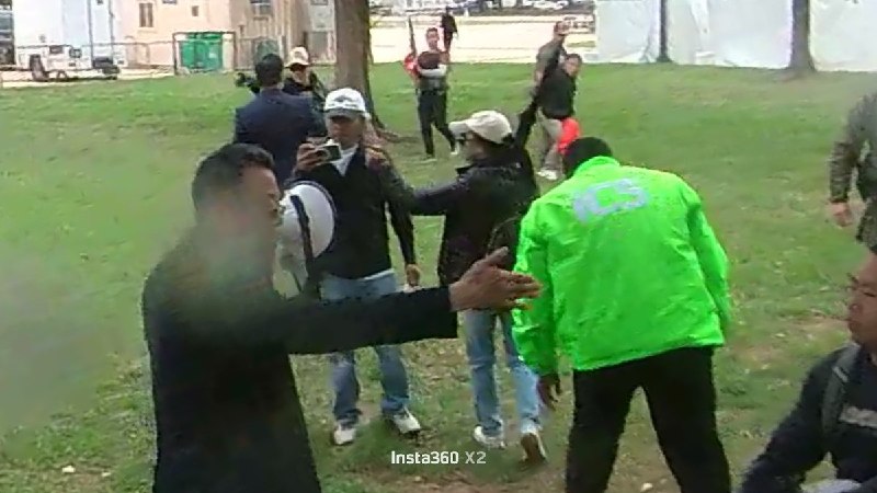 视频中，一名黑衣女子对多名抗议者面部喷洒辣椒喷雾