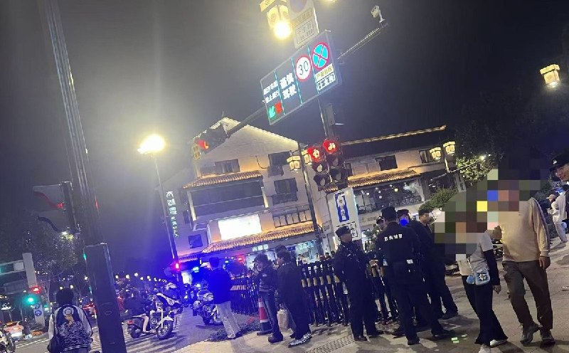 网友投稿：万圣节苏州情况：十全街，街道入口都设置了关卡，任何妆造和特殊服装都会遭到驱赶，而且整条街以及附近的街区几乎十步一个警察在巡逻，遇到任何可能是coser的人都会拦下驱赶当晚拉来了一车特警，每发现一个coser，都会当场几个警察围堵然后强迫拍别人照片，非常不尊重人