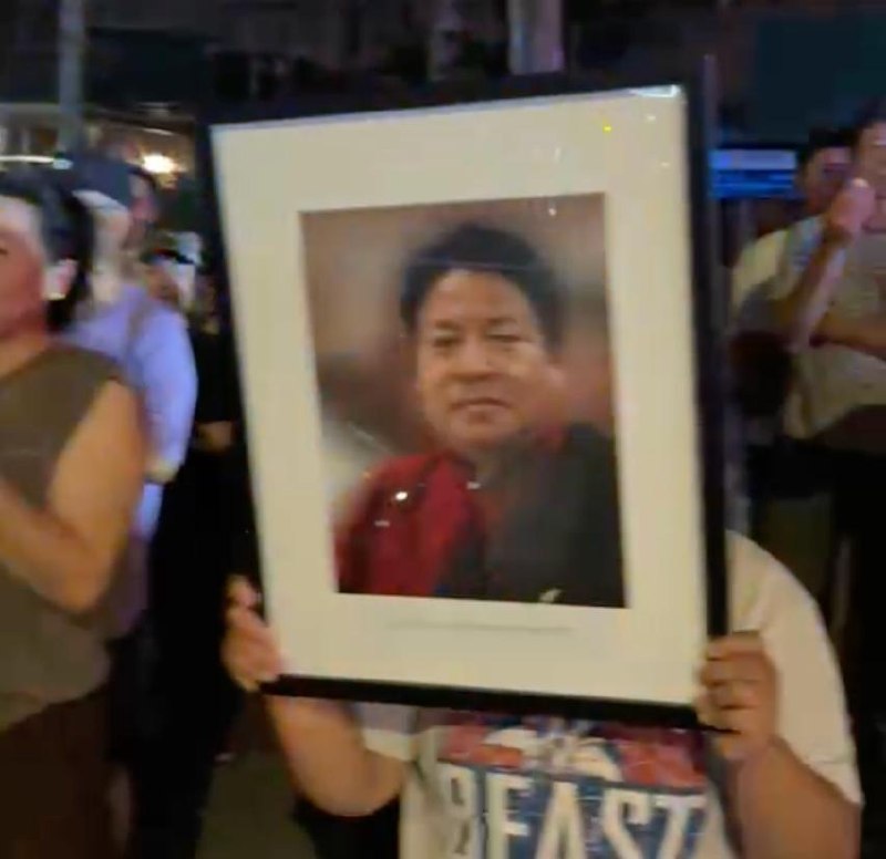 据“华语青年挺藏会”报道，在纽约联合国总部外自焚身亡的男子被确认为纽约当地藏人洛嘉朗增（Lobga Rangzen）