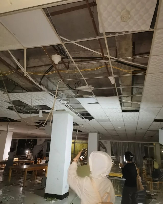 7月6日，黄冈师范学院，受龙卷风影响，教学楼室内天花板吊顶损毁严重，地面散落大量建筑碎片及玻璃渣，现场一片狼藉
