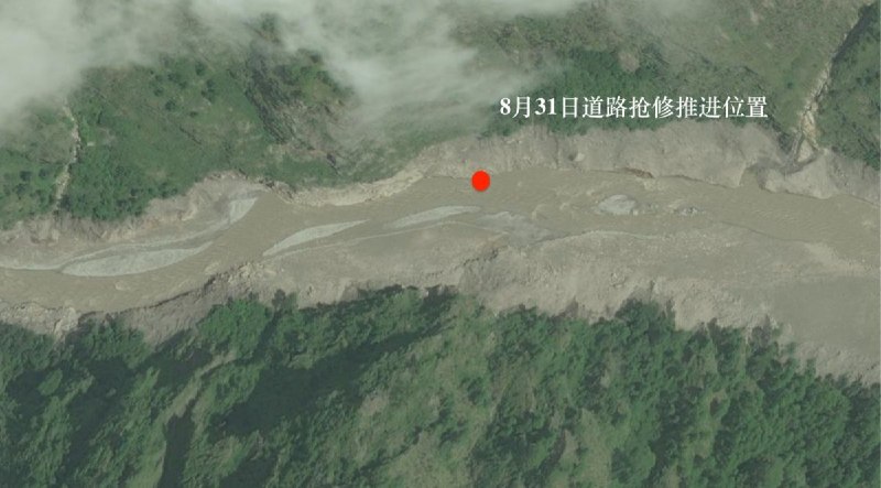 “国道216抢通还需时间”8月31日，央视直播航拍吉隆口岸216国道抢修现场，对比28日高清卫星图像显示，道路修筑向前艰难推进约1公里