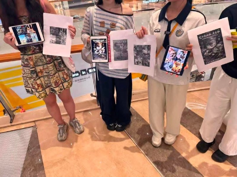 后续：近日，全国多地爱心网友和商家自发组织，在纽约时代广场、香港旺角、厦门、山东潍坊、深圳、杭州等地的户外大屏、商场大屏及健身房广告位，投放受害小狗“旺旺”及其幼崽的公益宣传画面