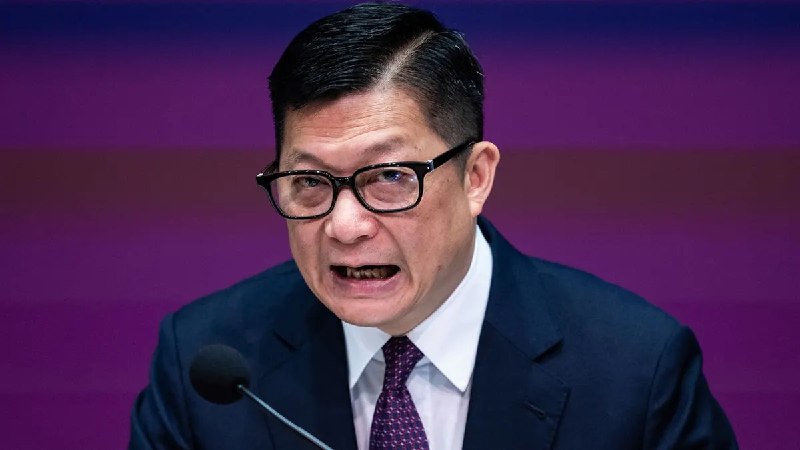 7月17日，香港保安局局长邓炳强回应独立书店人员被捕事件时表示，书商有责任确保出售的书籍不会危害国家安全