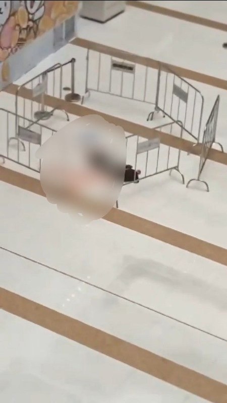 网友投稿:广东汕头苏宁电器广场，一名女子从商场内跳楼后，现场工作人员迅速使用铁栅栏对周边区域进行隔离，随后120急救人员赶到现场开展救治工作