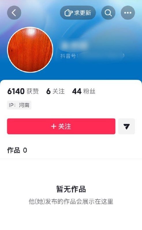 “丢轮保车”：博主上传华为问界掉轮视频，主页已无可见作品10月10日，一名博主上传的视频显示，一辆黑色问界SUV停在路沿旁，车身左侧明显偏低，车旁可见脱离车身的车轮