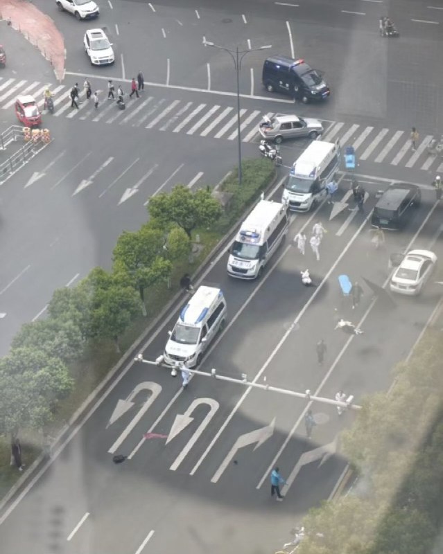 成都无差别撞人事件现场画面在一个路口就有至少6人被撞查看原文📝 引用推文:突发！慎入！5月1日下午5点，成都发生无差别撞人事件视频显示，在天府四街至银泰城方向，一辆灰色轿车突然加速冲向等待红绿灯的人群，随后在路上到处撞击行人