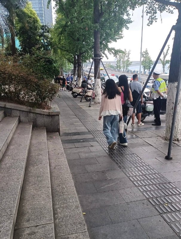 8月19日，重庆南岸区长江国际，粉丝留言涂鸦墙已被遮蔽物覆盖，现场附近停靠多辆警车，有多个警察在现场值守