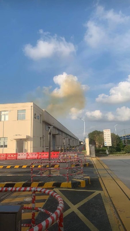 9月23日，上海巴斯夫聚氨酯有限公司疑发生爆炸事故，据网友拍摄的视频显示，厂区上空出现大量黄色烟雾，并向周边扩散