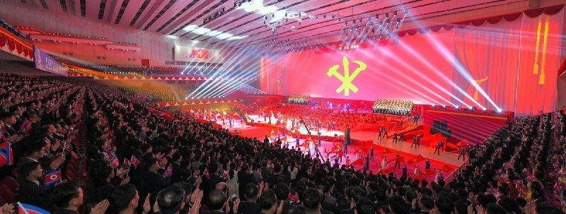 劳动党建党81周年，金正恩一家三口居中，官员、观众起立鼓掌10月10日，朝鲜在平壤体育馆举行劳动党建党81周年庆祝演出