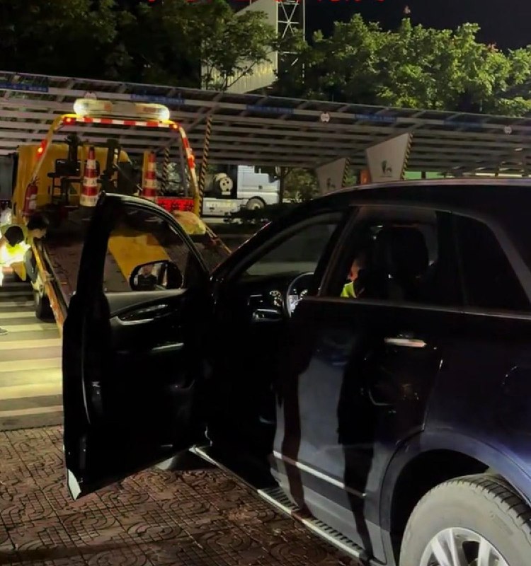 “不能卖散装油”：贵州车主称缺油求助被拒，离加油站20多米却花350元叫拖车10月7日，据极目新闻报道，贵州车主黄先生称，10月3日晚，他的汽车在贵黔高速黔西服务区燃油耗尽，距离加油站仅20多米