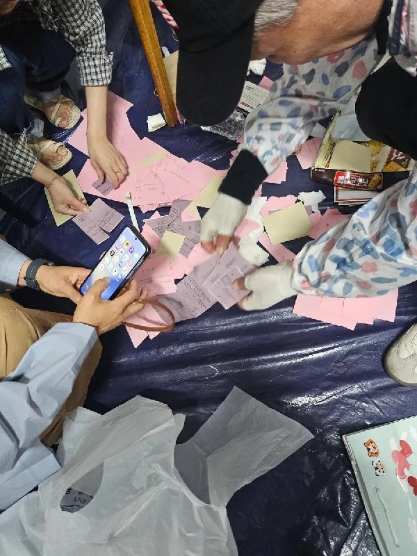 “韩国全国地方选举涉嫌舞弊，爆发大规模韩国公民抗议”6月3日，占领韩国首尔蚕室投票所的民众意外发现，投票箱内出现了被撕毁的选票韩国市民据此质疑执政党（共同民主党）存在做票嫌疑