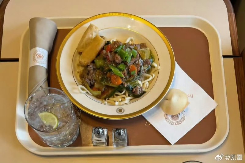 本次特朗普访华，多位记者晒出了他们吃的总统专机美式中餐：牛肉青椒炒面、春卷、幸运饼干