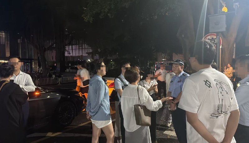 此刻，深圳市政府门口华夏银行深圳分行的员工正在营救因为维权被抓到同事据悉，华夏银行变相裁员1年多，他们跟分行协商已经1年有余，一直在拖延，今天有同事因被指领头组织被抓，现已经失联超过12小时