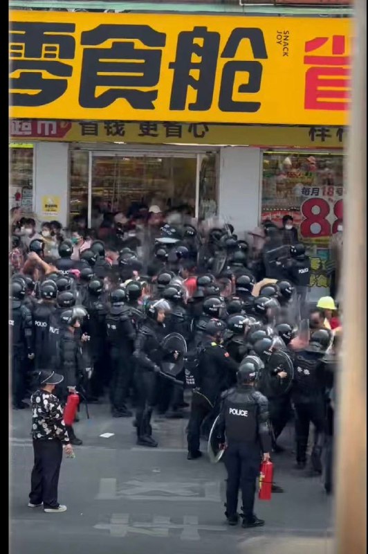 3月25日，广东信宜，大量特警集结并包围现场聚集的群众，还有大量特警赶来驰援查看原文📝 引用推文:3月25日，广东省信宜市，上街抗议政府修建殡仪馆的群众再次和警察爆发冲突，有多名群众遭到殴打
