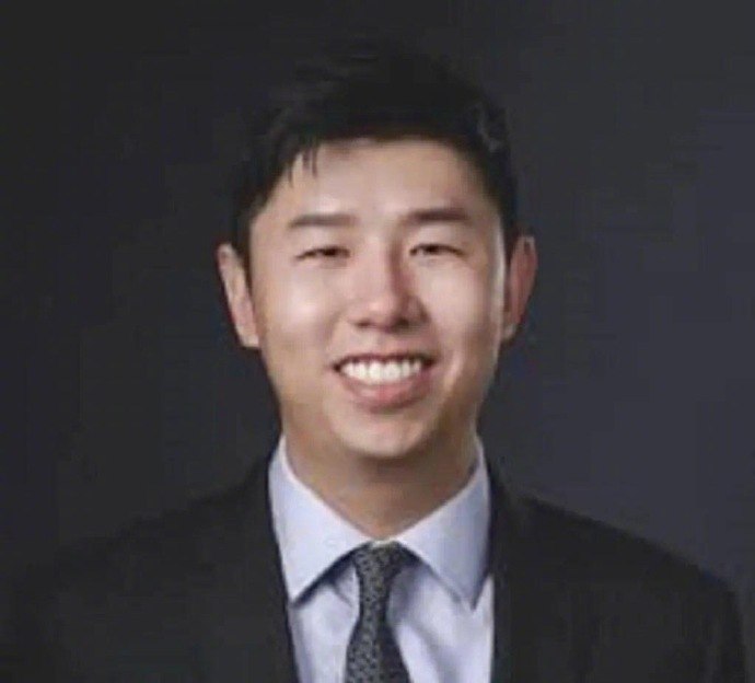 4月26，据纽约时报报道，纽约市皇后区华裔医师程志(音译)因在纽约长老会皇后医院任职期间性侵多名病患及伴侣，曾被皇后区州高等法院判处监禁24年