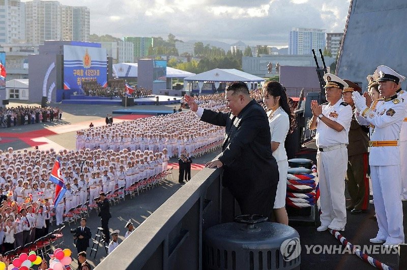 金正恩携女儿参加驱逐舰”姜健