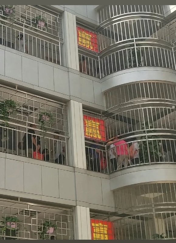 4月27日，一名学生拍下了衡水二中的校园画面