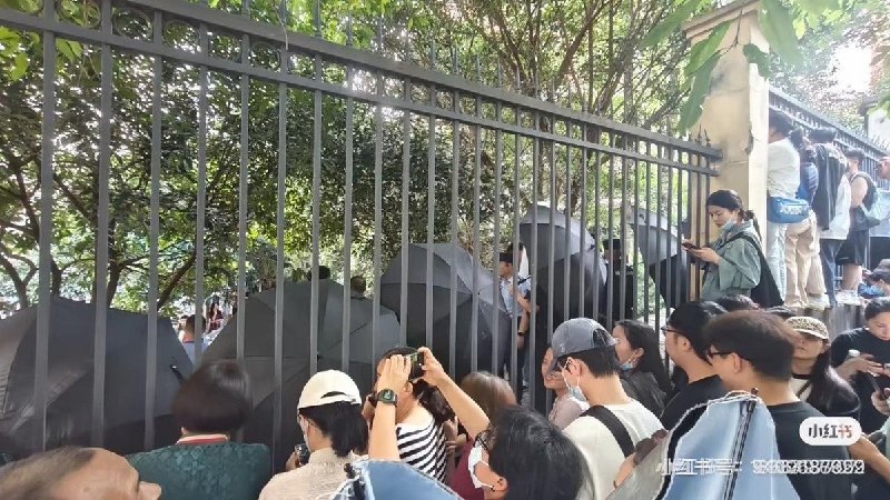 6月9日，重庆“山姆打包哥”虐狗事件现场，为了防止动保志愿者拍摄，当地警察打起了黑色的“保护伞”